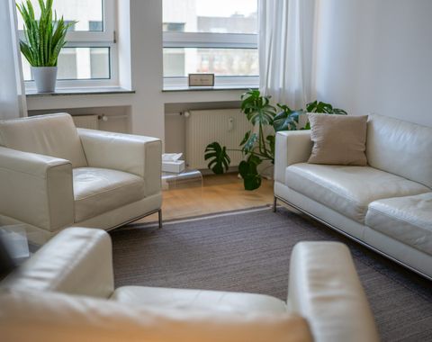 Sitzecke mit hellen Sesseln im Therapieraum